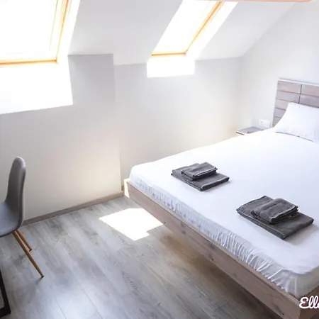 Elle Center By Rv - Center Warna